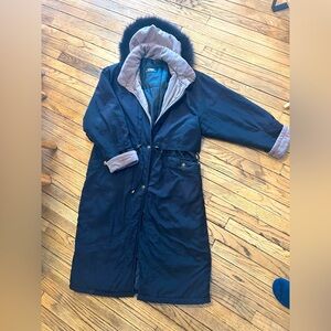 Vintage Utex designs - women’s long winter coat with fur trim hood. Size M-L